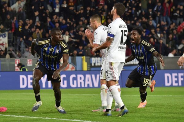 IPA67674707 - Idrissa Toure' (Pisa) and M'Bala Nzola (Pisa) celebrate  during  Pisa SC vs US Cremonese, Italian soccer Serie A match in Pisa, Italy, November 07 2025
