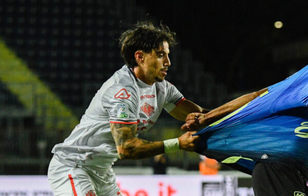 IPA87722515 - Lars Joseph Ceesay (Empoli) hampered by Salvatore Elia (Cremonese) during Empoli FC vs US Cremonese, Italian soccer Serie B match in Empoli, Italy, August 22 2026
