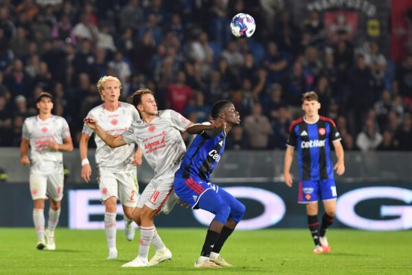 IPA89825075 - Tommaso Berti (Cremonese) and Omar Correia (Pisa) fight for the ball during Pisa SC vs US Cremonese, Italian soccer Serie B match in Pisa, Italy, October 17 2026