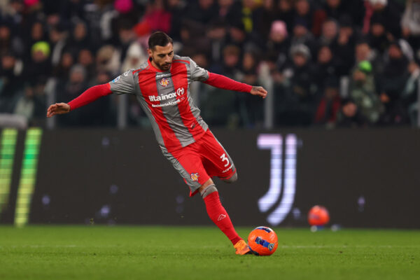 Giuseppe Pezzella of US Cremonese controls the ball during the Serie A match between Juventus FC and US Cremonese  at Allianz Stadium on January 12, 2026 in Turin, Italy. (Photo by sportinfoto/DeFodi Images)   (Photo by sportinfoto/DeFodi Images)