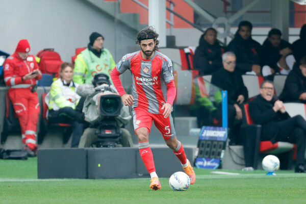 Sebastiano Luperto of US Cremonese runs with the ball during the match of 6th day of the Serie A Championship between US Cremonese vs AC Milan at the Giovanni Zini Stadium on 1 March 2026 in Cremona, CR.