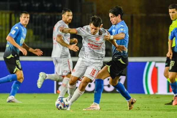 IPA87722522 - Fabio Gerli (Cremonese) fights for the ball against Edoardo Saporiti (Empoli) during Empoli FC vs US Cremonese, Italian soccer Serie B match in Empoli, Italy, August 22 2026